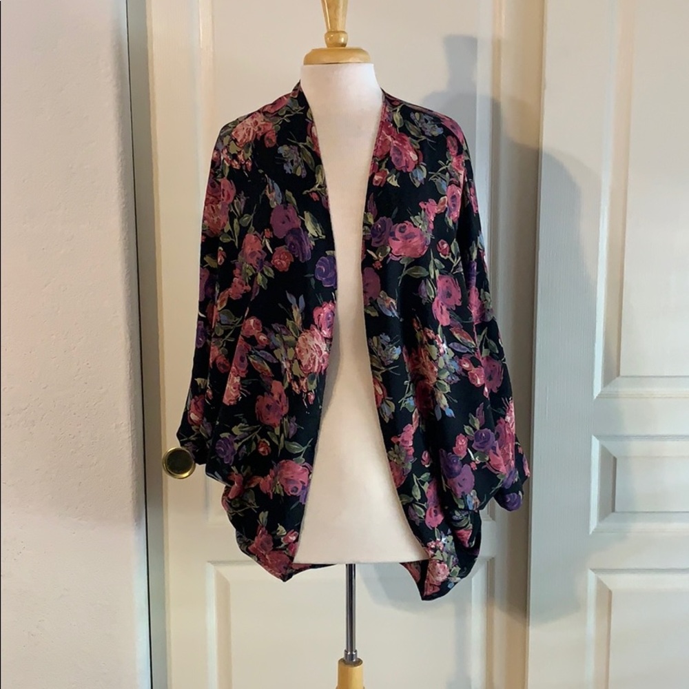 Black floral print kimono shall